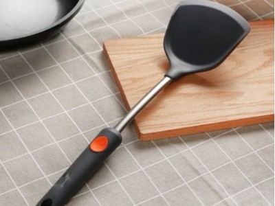 硅膠粘金屬用什么膠好？試試聚力金屬瞬間膠