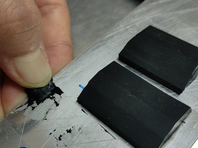 金屬與橡膠用什么膠水？聚力快干膠解決轉運設備粘接難題